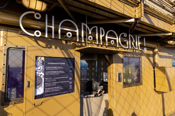 Bar de champán en lo alto de la Torre Eiffel
