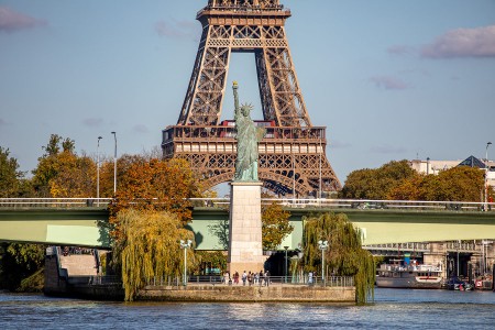 Blick auf die Freiheitsstatue in Paris und den Eiffelturm im Hintergrund
